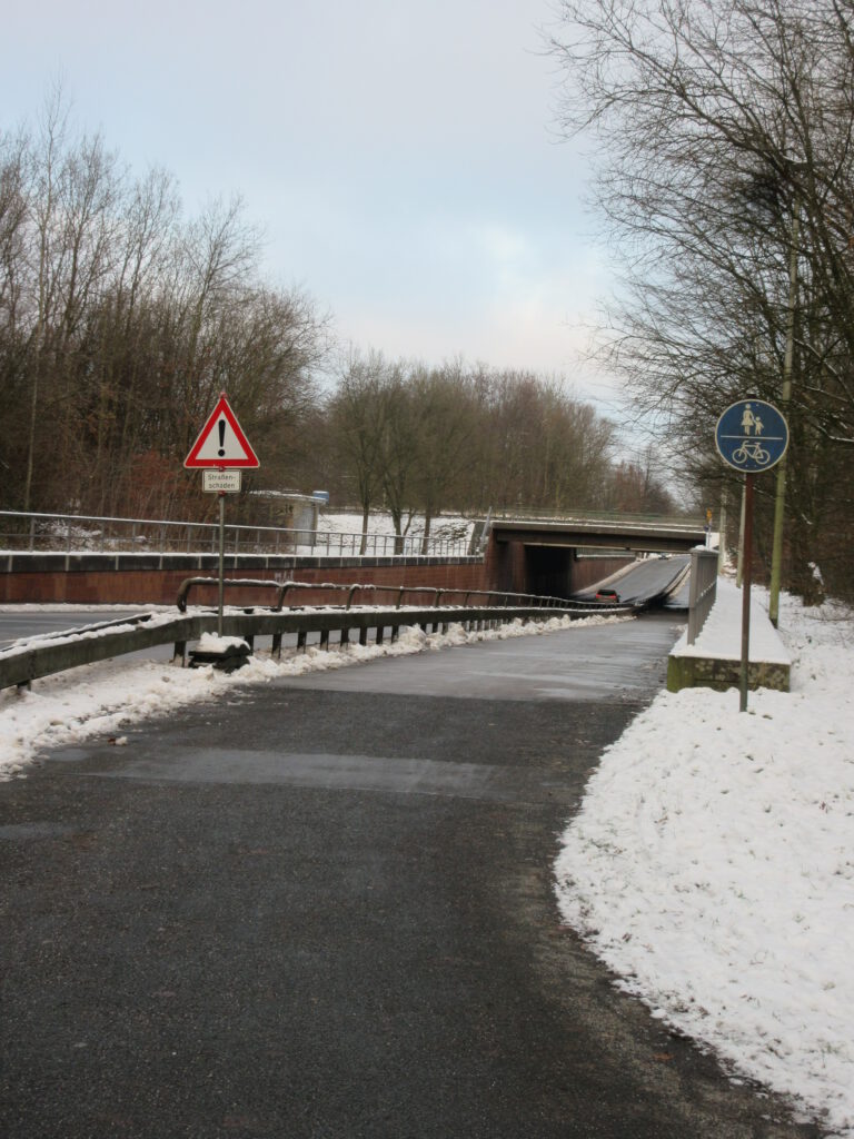 Blick auf die Bahnunterführung Lübzer Straße in Halstenbek Richtung Autobahn